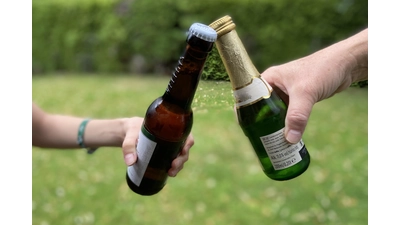 „Stößchen!“ Niedersachsen schließt sich dem Vorstoß von Mecklenburg-Vorpommern an und will das „Begleitete Trinken ab 14“ abschaffen. (Foto: ste)