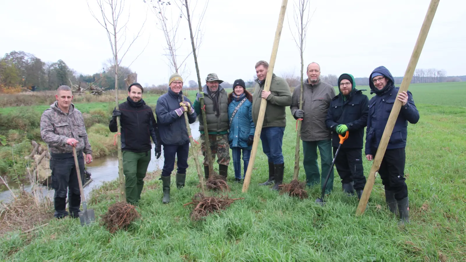 Pflanzaktion als naturverbessernde Maßnahme an der Westaue.  (Foto: gi)