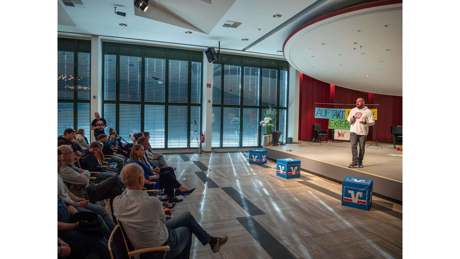 Präventisons-Coach Carsten Stahl spricht in der Wandelhalle zum Thema Mobbing (Foto: wk)