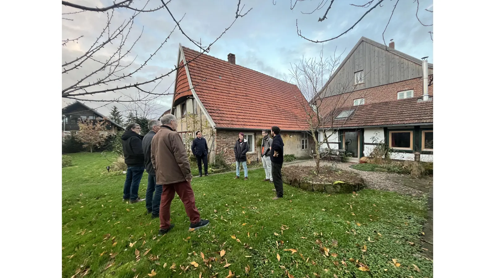 Zur Übergabe der Ehrenplakette lud das Ehepaar Hornung zum Rundgang auf dem historischen Gelände ein. (Foto: nd)