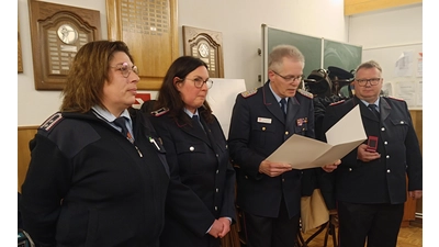 Achim Pohl (stv.Ortsbrandmeister), Daniela Lichter, Nicole Möller-Liebich, Karsten Lichter (Ortsbrandmeister) bei der Ehrung. (Foto: privat)