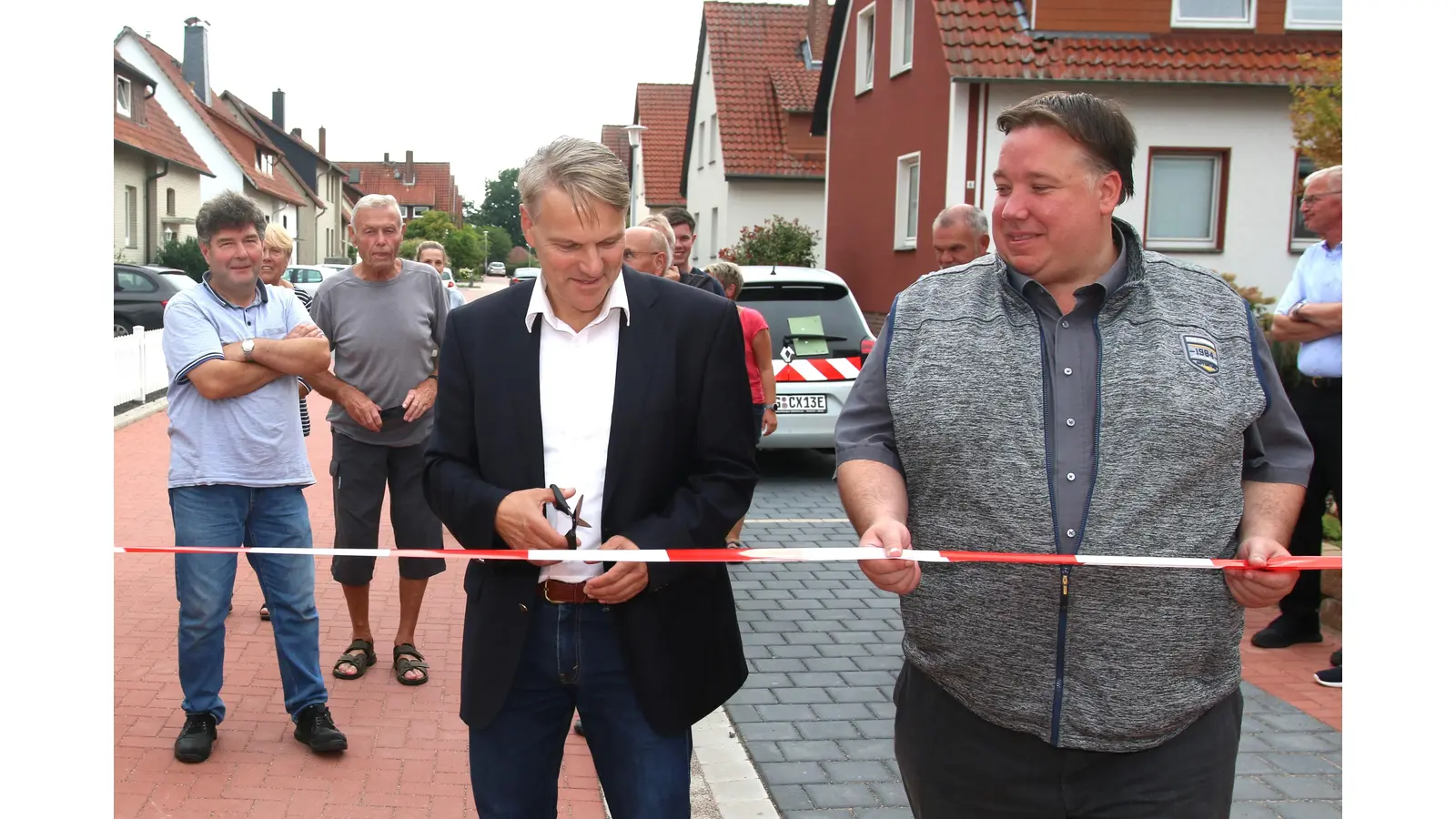 Bürgermeister Oliver Theiß (li.) und Bau-Ausschussmitglied Andreas Ahnefeld eröffnen die Straße am Johannishof.  (Foto: Borchers, Bastian)