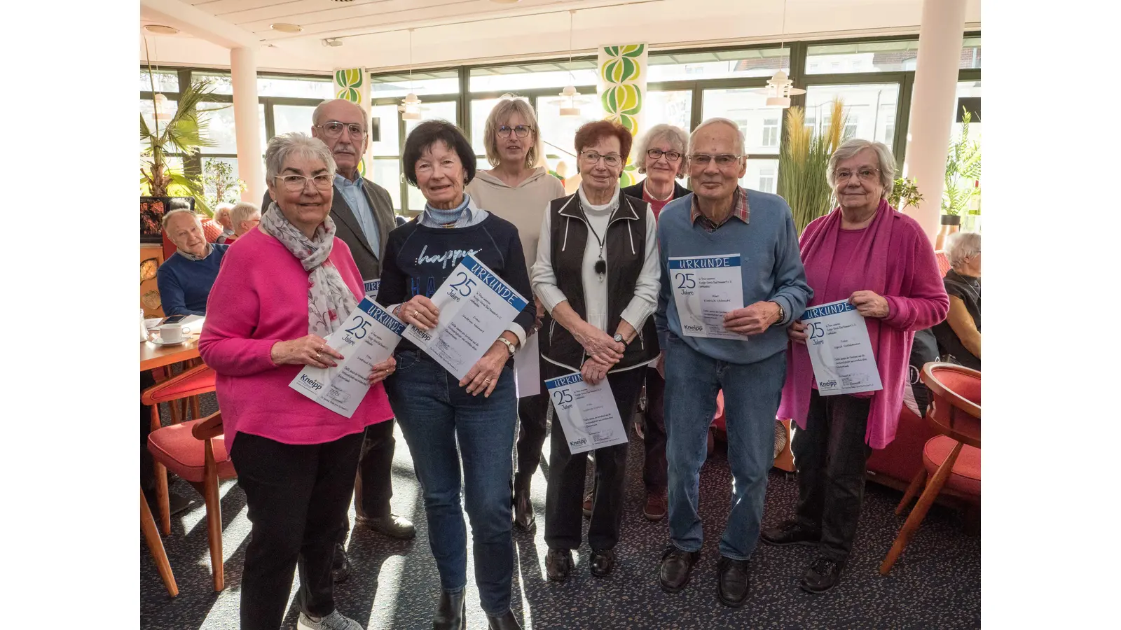 Für 25 Jahre Geehrt: Irmtraut Pippig (v.l.n.r), Bernd Bornkessel, Gudrun Meinert, Gisela Steege-Fischer, Ingeborg Drieling, Helga Rudnick, Dietrich Ehbrecht, Sigird Nettelmann (Foto: wk)