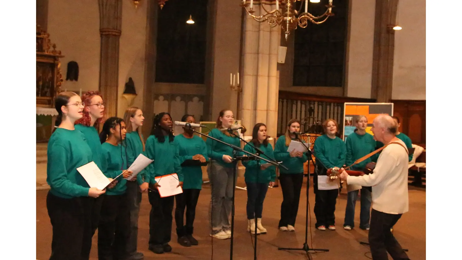 Der Jugendchor wird den musikalischen Gottesdienst „Festival of Nine Lessons and Carols” gestalten.  (Foto: archiv bb)