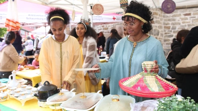 Viele Gruppen wirken mit und bieten zum Beispiel Speisen der eritreischen Küche an. (Foto: bb)