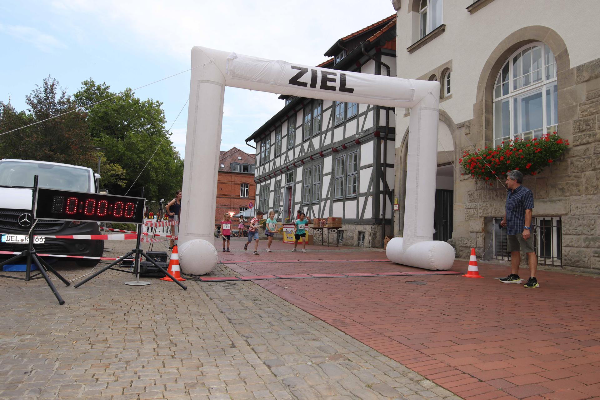 Start zur Staffel der Grundschulen: Leider nur mit weniger Teilnehmern. (Foto: tau)