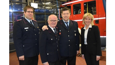 Karl Lange ist der Feuerwehr Rinteln seit 50 Jahren treu und dafür wird er geehrt von Bürgermeisterin Andrea Lange, Ortsbrandmeister Sebastian Westphal und Stadtbrandmeister Tim Schinz.  (Foto: ste)