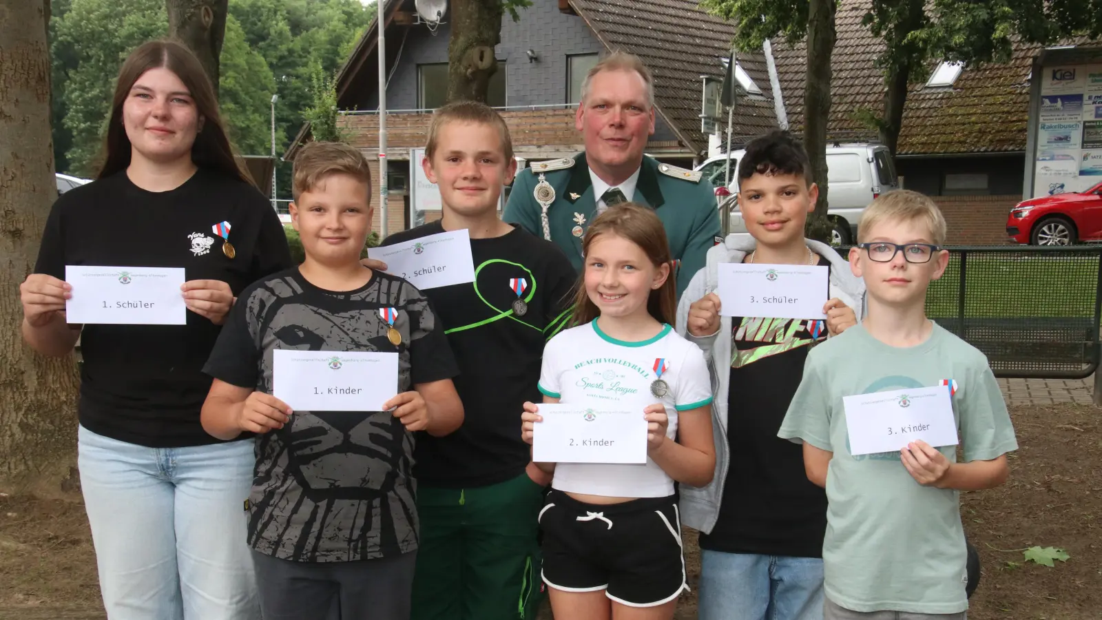 Mit ihren Ergebnissen (v.li.): Marcus Droste mit den erfolgreichen jungen Schützen Clara Siebold, John Rogel, Jan Rennemann, Leni Harenberg, Eilian Arua und Jacob Droste. (Foto: gi)