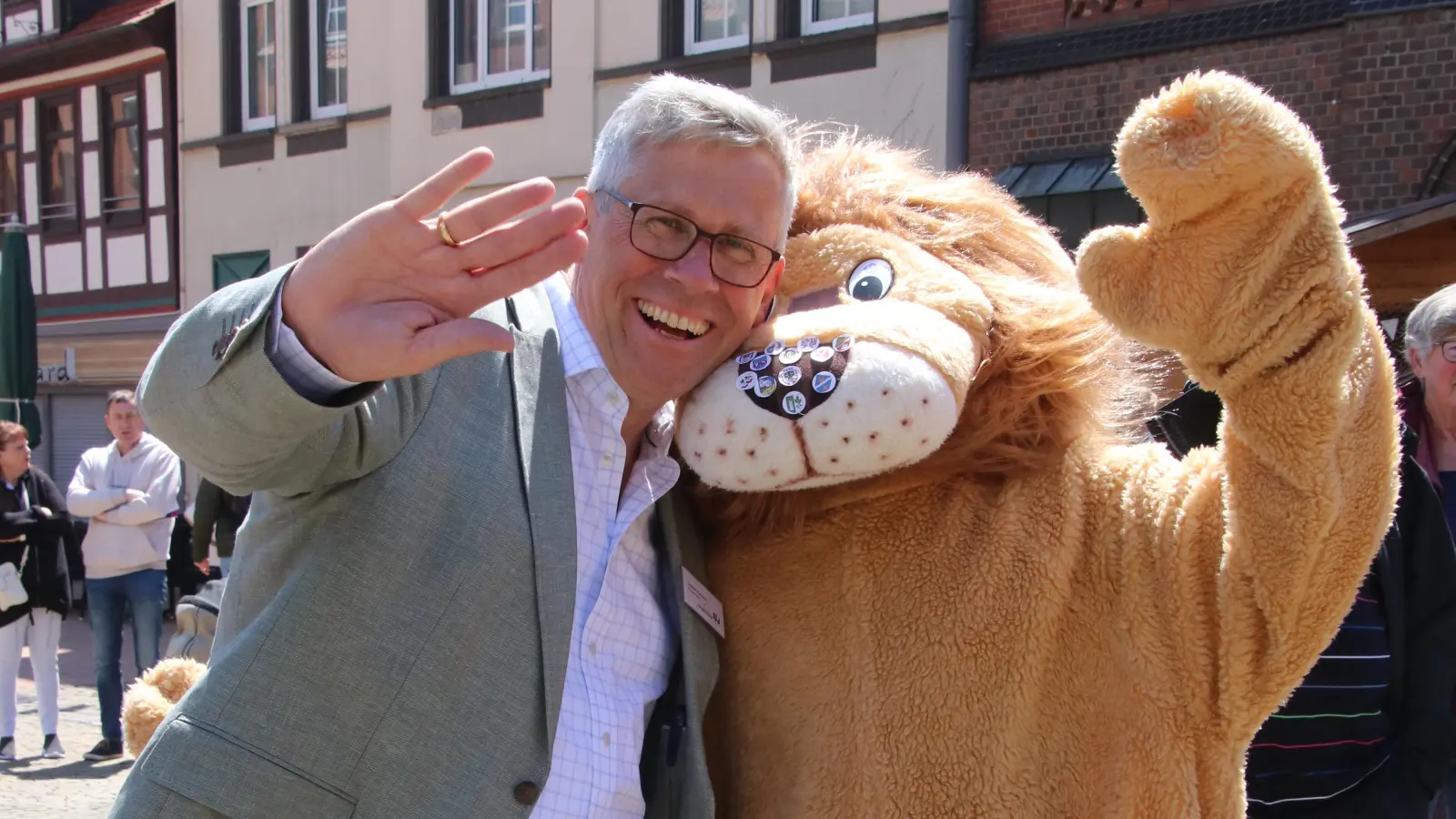 Bürgermeister und Löwe grüßen.  (Foto: gi)