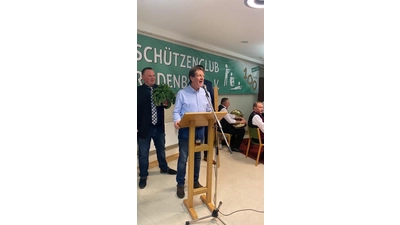 Der neue Kohlkönig Klaus-Peter Onkel übernahm gleich das Wort. Links neben ihm steht der neue Moderator Steffen Buller. (Foto: privat)