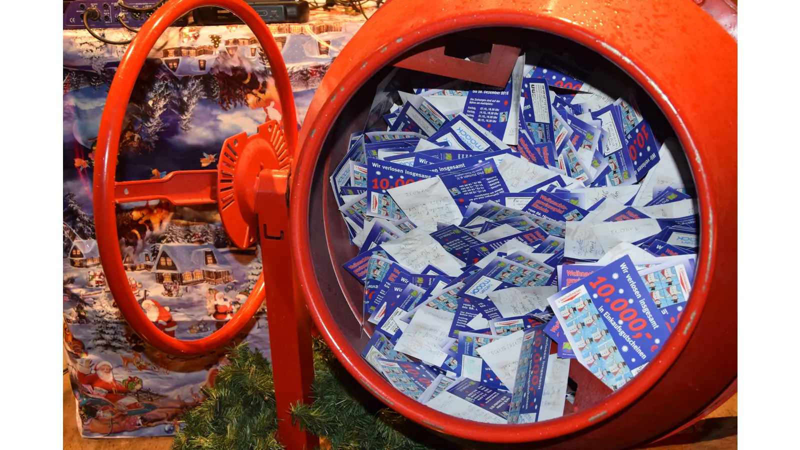 Die beklebten Gewinnspielkarten kommen in die große Lostrommel, aus der bei fünf Ziehungen die wertvollen Preise gezogen werden.  (Foto: ste)