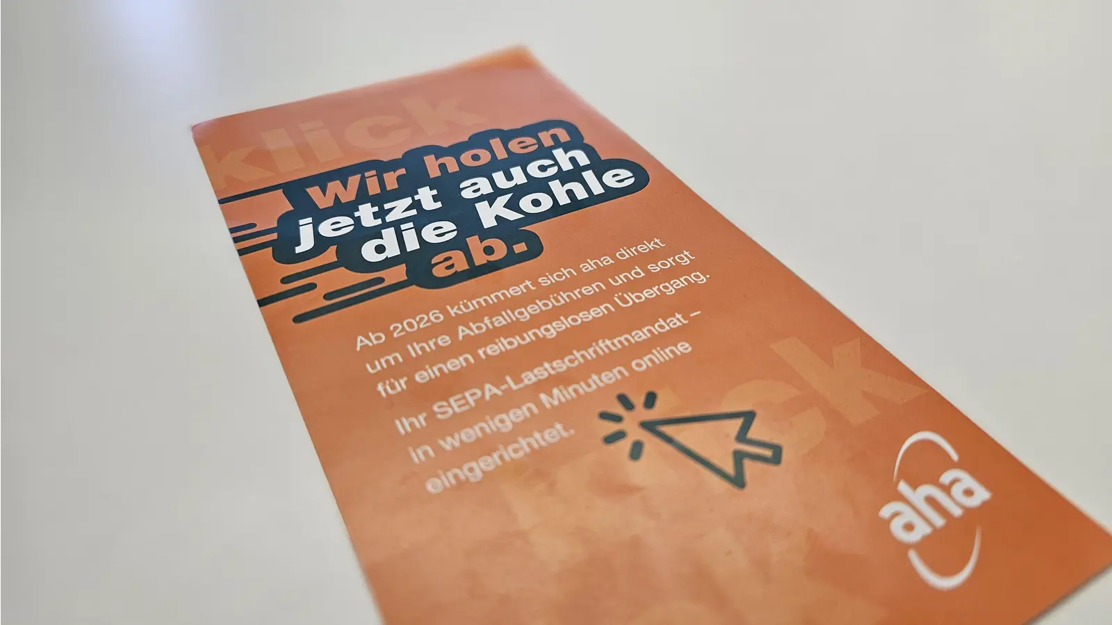 Flattert derzeit in die Haushalte: Ein Flyer von aha. (Foto: tau)