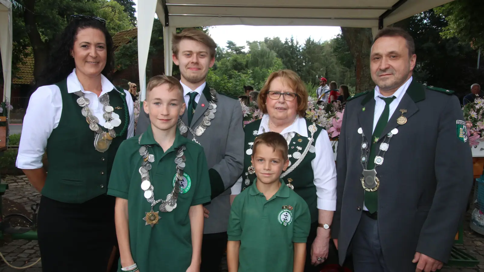 Die Majestäten aus dem Kalidorf (v.li.): Jessica Avernitis, Timo Janaschke, Julian Thisius, Pepe Trittel, Gisela Thisius und Alexander Lange.  (Foto: gi)