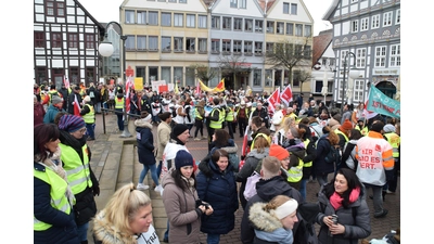 350 Demonstrierende formieren sich auf dem Marktplatz (Foto: ab)