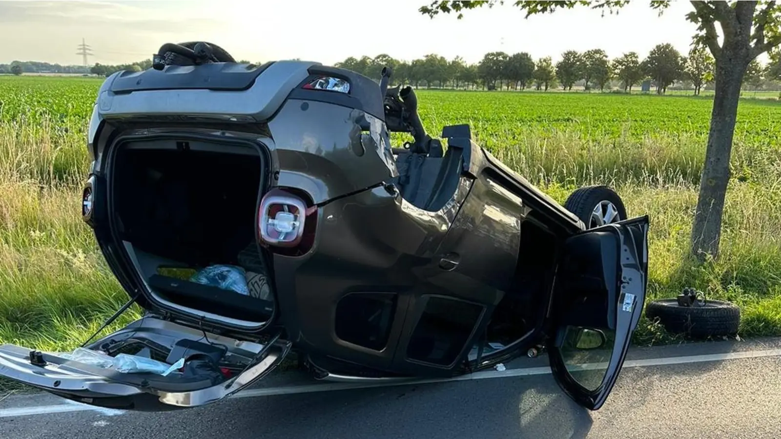 Der Pkw lag nach dem Unfall auf dem Dach. (Foto: FF Barsinghausen)