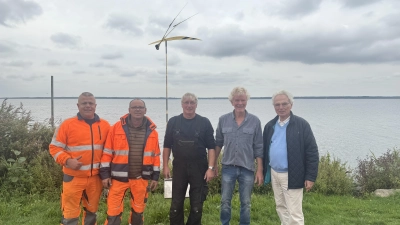 Eine neue Skulptur im Steinhuder Meer wird die Besucher sicher erfreuen (v.l.): Marko Kodziella, Henning Hattendorf, Jörg Oesterheld, Jörg Wiele und Heinz Müller.  (Foto: privat)