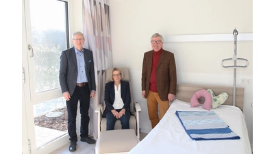 Bernd Hellmann (li.), Anke Reichwald und Axel Rinne blicken der Aufnahme des Betriebs im Hospiz in Schaumburg entgegen. (Foto: bb)