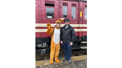 Vereinsgeschäftsführer Nils Lange mit dem Osterhasen.  (Foto: Golo Kahlert)