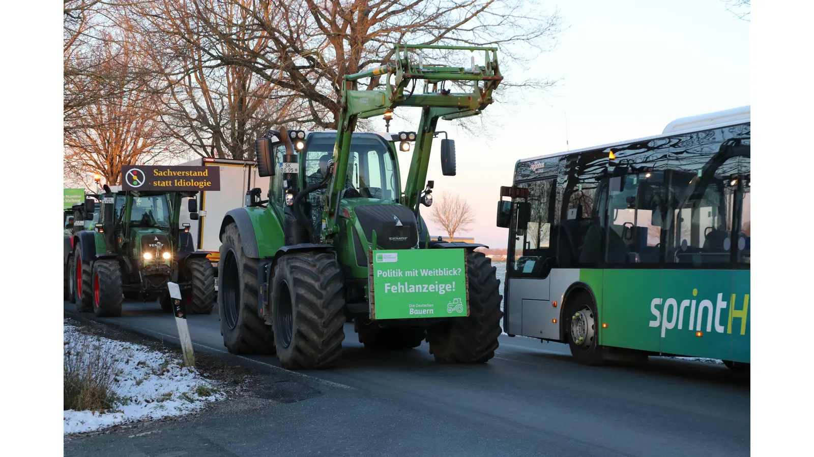 Traktoren auf Schleichfahrt: Landwirte protestieren. (Foto: gi)