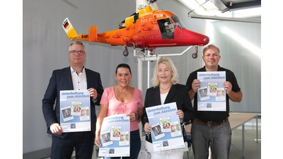 Alexander Zuschlag (Volksbank in Schaumburg und Nienburg) Kerstin Bals vom Hubschraubermuseum, Johanna Harmening und Michael Kienzl vom Kulturverein stellen das aktuelle Programm der Veranstaltungsreihe „Unterhaltung zum Abheben” vor. (Foto: Borchers, Bastian)